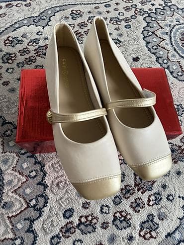 балетки италия: Балетки/туфли Mary Jane в кремовом цвете с золотистыми акцентами. - — 2