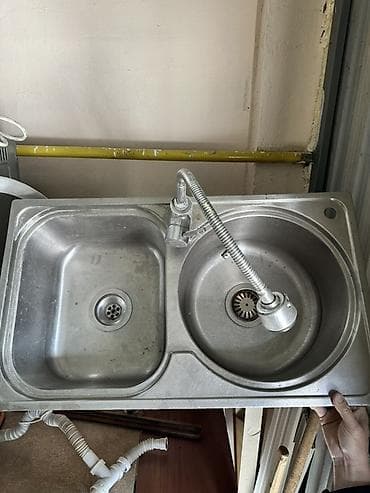 смесители для ванной: Кухонная мойка из нержавеющей стали с двумя чашами и смесителем — 2