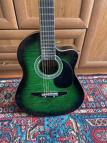 пикгард: Акустическая гитара с вырезом (cutaway), шестиструнная. Купили 6 лет — 2