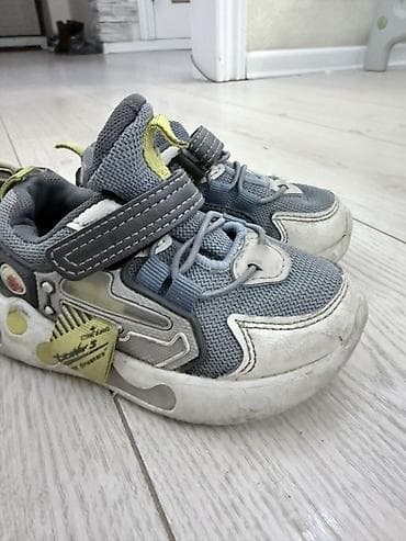 обувь кеды: Детские кроссовки, серо‑белые с светло‑зелёными элементами. - Размер — 1