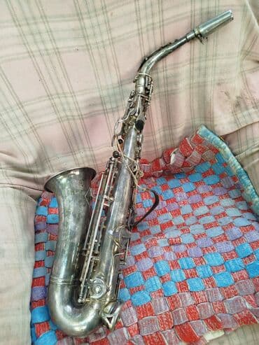 Серебряный саксофон, представленный на изображении, является