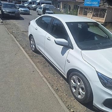Транспорт: Chevrolet Onix: 2021 г., 1 л, Автомат, Бензин, Седан — 2