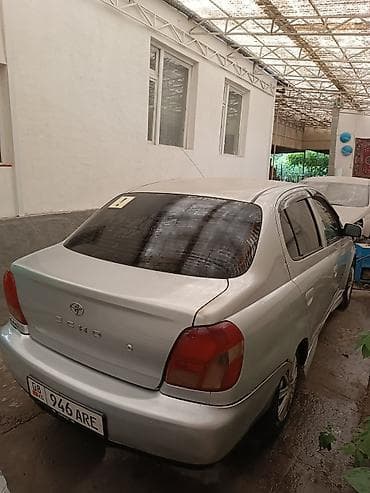 Toyota Echo: 2001 г., 1.5 л, Механика, Бензин, Седан — 2