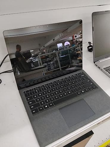 Ноутбук Microsoft Surface Laptop (серия Surface с логотипом на
