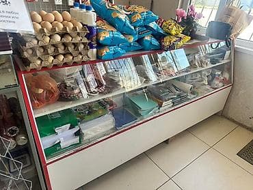 Торговая витрина прилавок с наполнением для универсального магазина