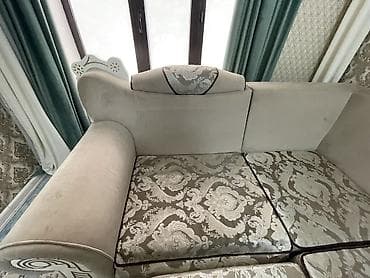 Балдар эмереги: Бурчу бар диван, Кутулар менен — 5