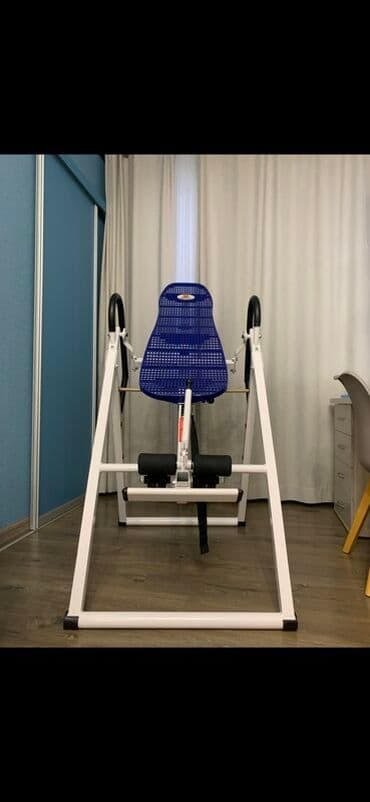 беговая дорожка купить для дома: Инверсионный стол с белой рамой и синим сетчатым ложем. Оснащен — 2