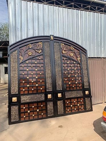 Кованые двухстворчатые ворота из металла с арочным верхом. -