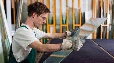 фото на стекле: Разнорабочие для работы со стеклом и зеркалами. В компанию — 2