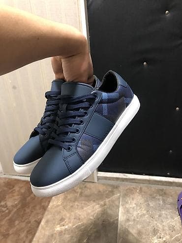 мужские сандали бишкек: Мужские кроссовки, 42, Burberry, Б/у, цвет - Синий, Самовывоз — 1