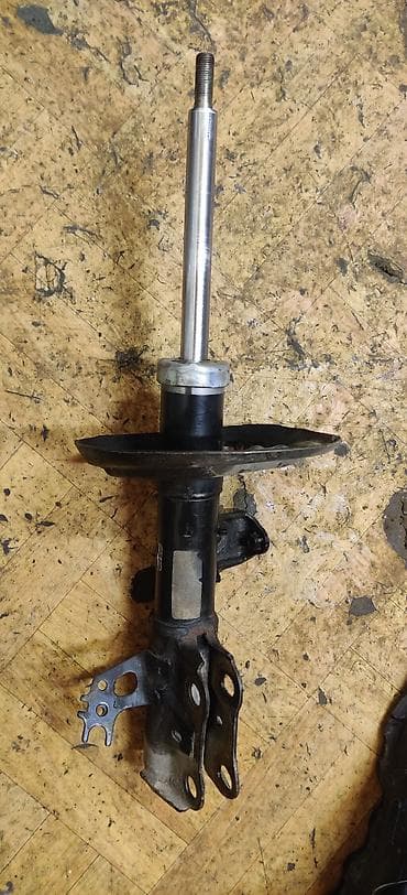 Камри 70к Аморт передн левый оригинал б у