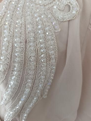 муслиновые халаты: Платье макси в нежном бежево‑кремовом оттенке. - Легкая струящаяся — 3