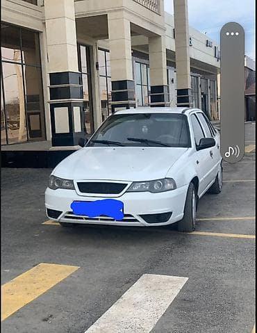 Седан белого цвета с передним передними сурочно акча керек тушуп берем
