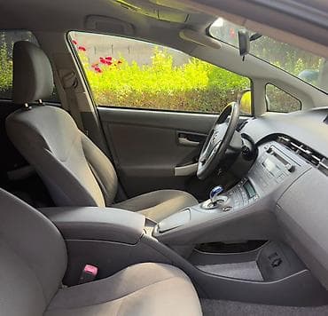 равно 3: Toyota Prius: 2011 г., Вариатор, Гибрид, Хэтчбэк — 3