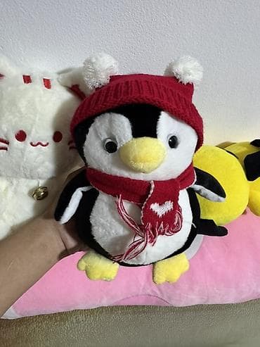 Мягкая игрушка — пингвин в зимнем комплекте Идеален для подарка. - — 1