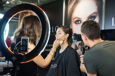 свет для студии: Студийное оборудование доступно в нашем магазине. Софтбокс Godox 40*40 — 4