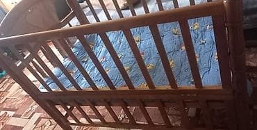 Продаётся детская кроватка с матрасом. Кроватка на колёсиках, бока