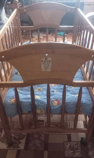 купить детскую двухъярусную кровать: Продаётся детская кроватка с матрасом. Кроватка на колёсиках, бока — 2