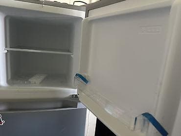 mini refrigerator: Двухкамерный холодильник с морозильной камерой сверху, серебристый — 2