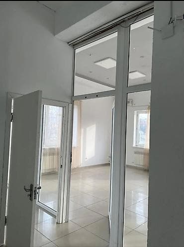 продажа бц: Сдаётся в долгосрочную аренду просторное 3-этажное здание в самом — 6