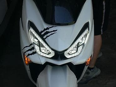 скутер н макси: Максискутер белого цвета с агрессивным дизайном Основные особенности — 1