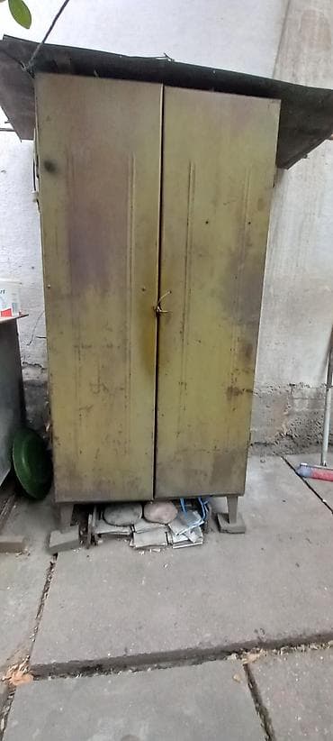 Продаю шкаф металлический для инструментов с полочками, в хорошем at lalafo.kg Продаю шкаф металлический для инструментов с полочками, в хорошем