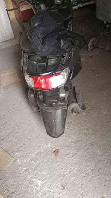 купить квадроцикл бу в бишкеке: Черный скутер с сиденьем для одного человека и местом для хранения под — 4