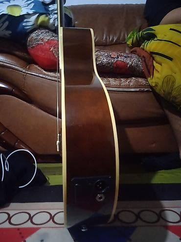 эквадор: Электроакустическая гитара с вырезом (cutaway) формата джамбо — 4