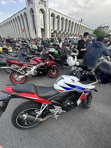 Honda CBR500r в фирменной раскраске HRC (белый/красный/синий). Год — 3