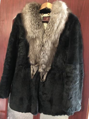 Продаю шубу,размер 46-48.б/у в хорошем состоянии.Кролик,воротник песец