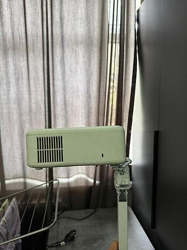 Проектор ультракороткого фокуса (UST) с кронштейном настенного