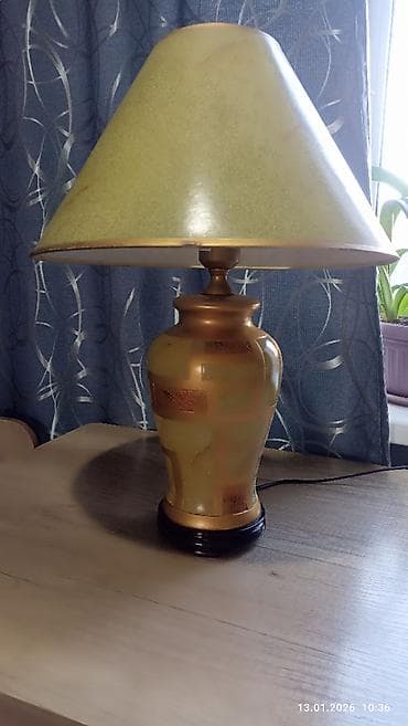 Продаю настольную лампу в отличном состоянии цена 1500 сом