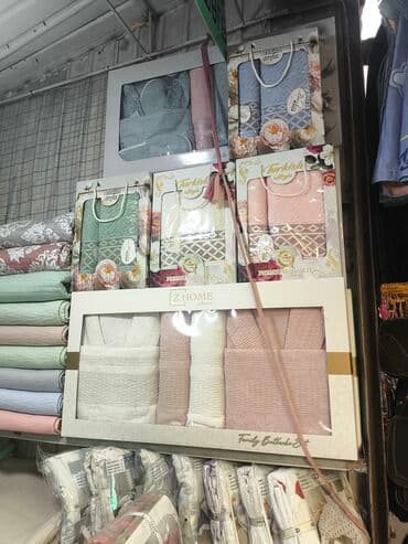 белая ночная сорочка: Комплект махровых халатов в подарочной упаковке. Набор включает два — 2