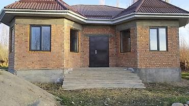 Продаётся одноэтажный кирпичный дом с архитектурными эркерами и