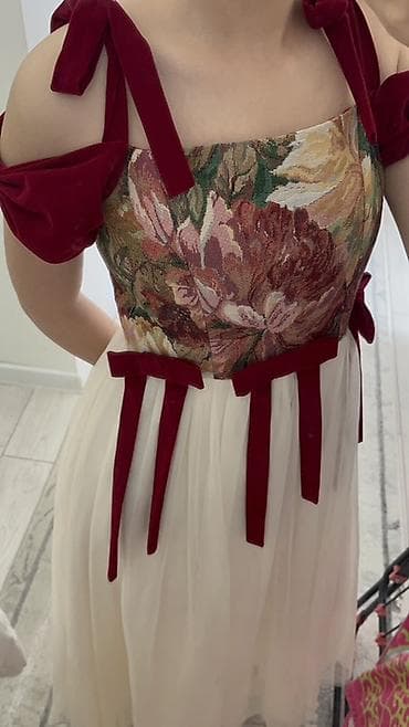 Жеке буюмдар: Платье миди с корсетом-гобеленом и воздушной юбкой - Верх: корсетный — 1