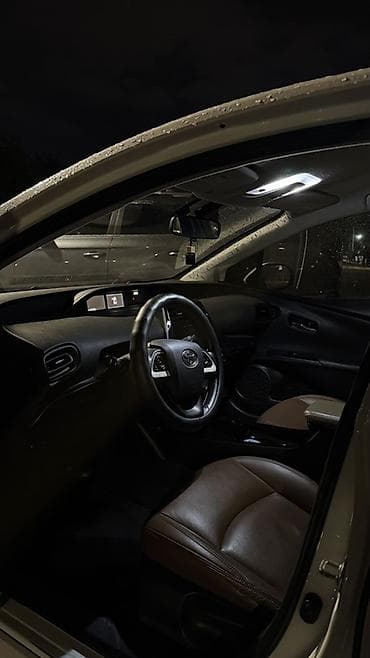 Toyota Prius: 2017 г., 1.8 л, Гибрид, Хэтчбэк at lalafo.kg Toyota Prius: 2017 г., 1.8 л, Гибрид, Хэтчбэк