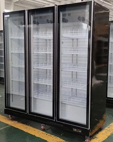 Трехдверный холодильный шкаф-витрина для магазинов и HoReCa. -