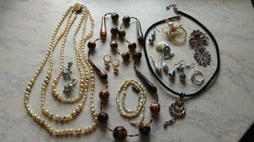 Бижутерия б/у и новая. Цена договорная. Пишите на Ватсап. Здесь