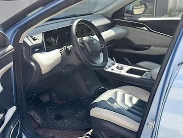 Tesla: Neta u Электрический кроссовер (голубой металлик с чёрной крышей) — 3