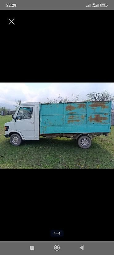 Грузовой фургон Mercedes-Benz с высоким металлическим кузовом — 1