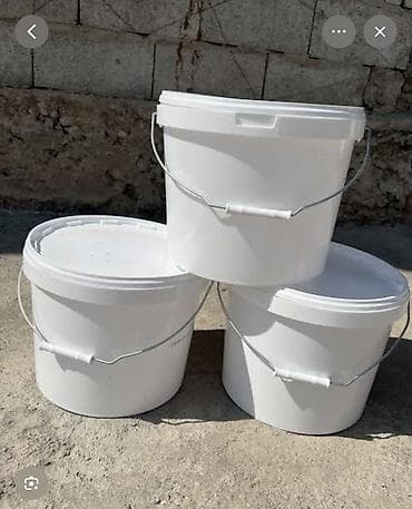 Пластиковые ведра с крышкой и ручкой - Объем: ориентировочно 10–12 л