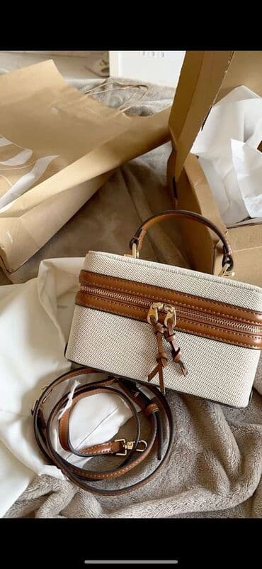 Сумка-кейс через плечо в стиле бокс. - Форма: прямоугольный кейс с