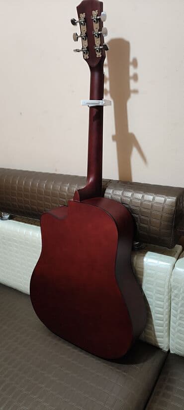 Ковролин: Акустическая гитара с вырезом (тип корпуса Dreadnought Cutaway), 6 — 6