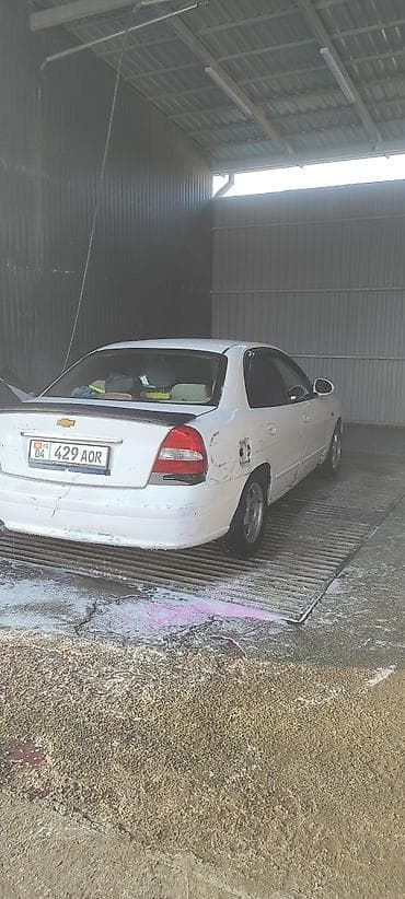 ауди а4 продажа: Белый седан компакт‑класса с передним приводом. Кузов 4‑дверный, на — 8