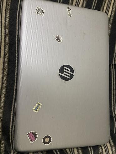 Ноутбук HP (серебристый корпус с текстурой, логотип HP на крышке) i3