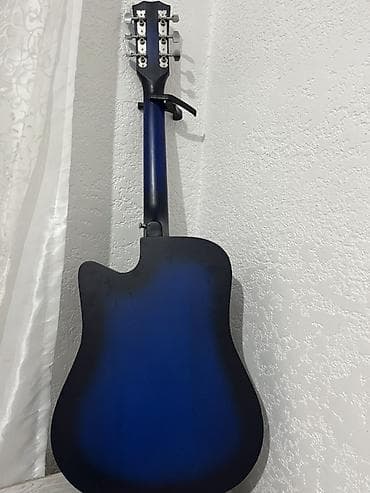 Барабаны: Акустическая гитара типа дредноут с вырезом (cutaway), 6 струн. Корпус — 2