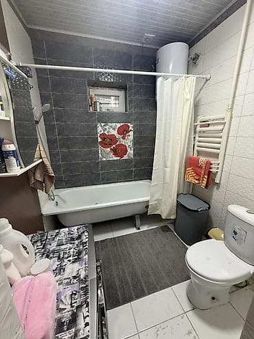 үй дом: Продаётся просторный жилой дом, В Ак-Ордо 3, стены кирпичные — 8