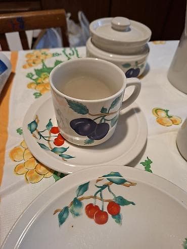 4 pot: Фарфоровый сервиз с фруктовым декором на 8 персон. Состав набора — 8