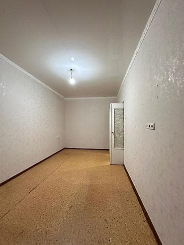 фучика 18 а: Комната в квартире - Просторная прямоугольная комната с окном и — 1