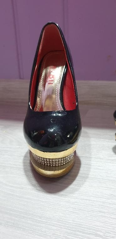 nike react: Продаю лаковые туфли в идеальном состоянии. Р-р:35 или 35,5 — 2